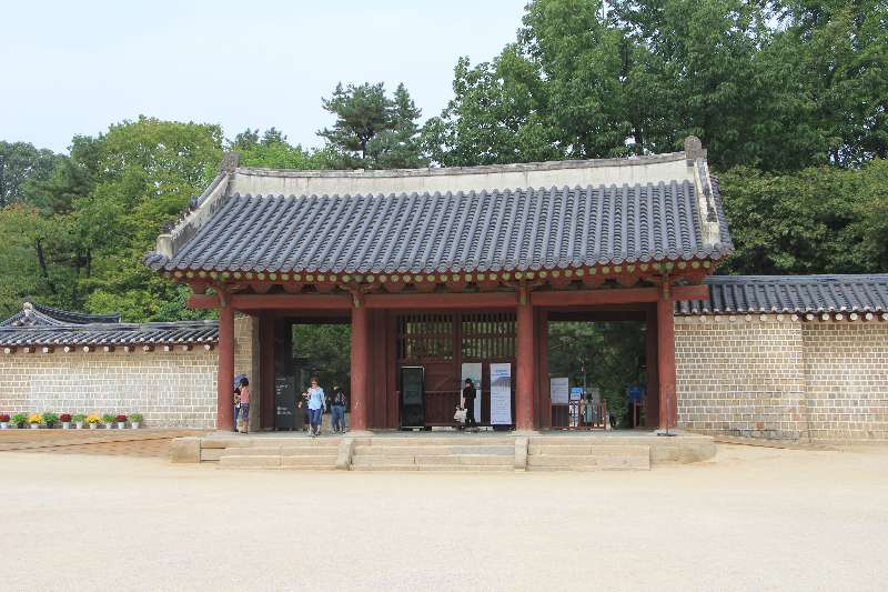 Entry gate of the Jongmyo shrine (종묘)– A UNESCO World Heritage site.