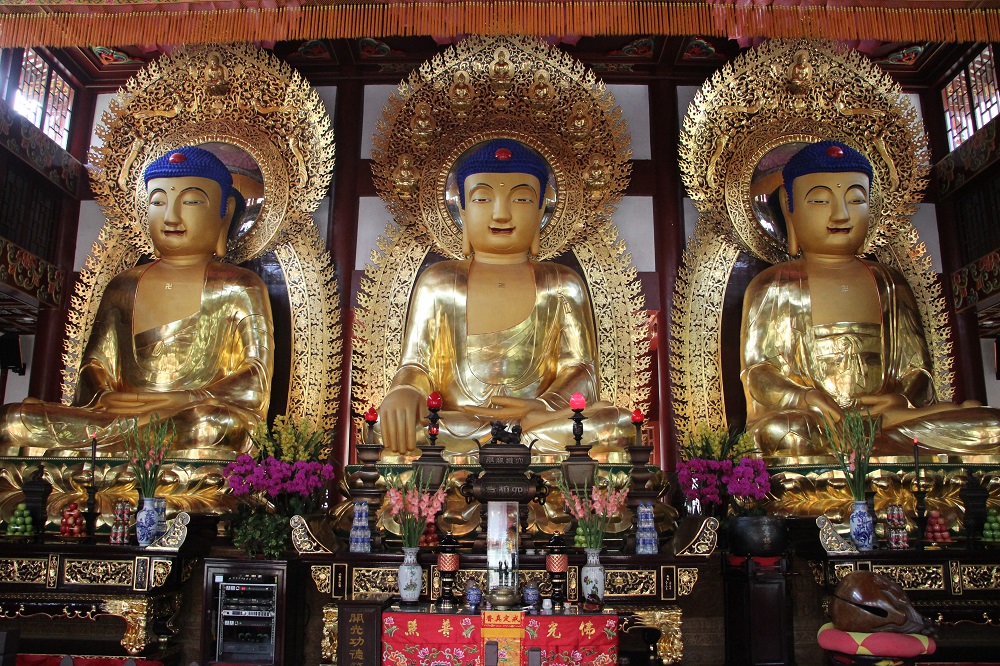 The Liurong Temple (built in AD 537) - the 6th century temple is also known as the Temple of Six Banyan Trees. This is basically a Buddhist temple in Guangzhou. Admission is given for a ticket of ¥10. With a student ID card, I got 50% discount (I just paid ¥5 for the ticket). :)