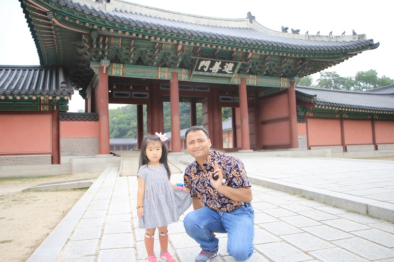With little Su Yong (수용) at Changdeokgung Palace (창덕궁). Korean kids are very cute and innocent. 