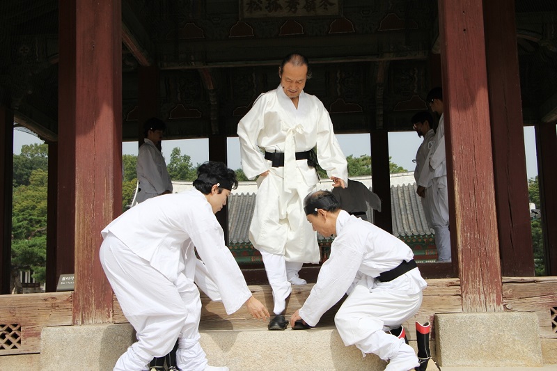 Guard changing ceremony at Changdeokgung Palace (창덕궁).