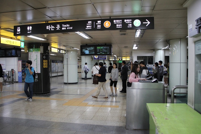 How do a Seoul subway station looks like?