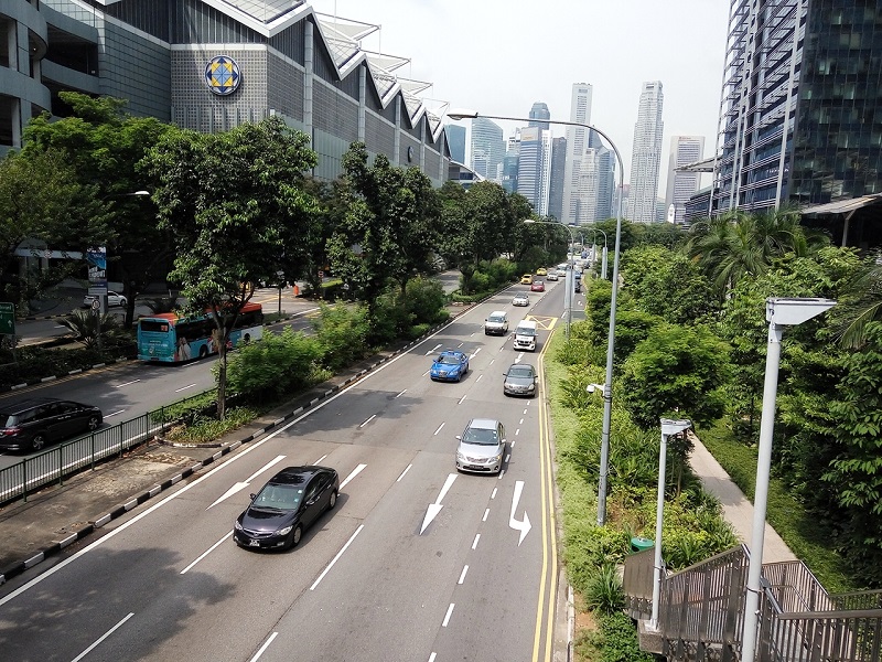 The clean and green roads in Singapore are simply impressive. 