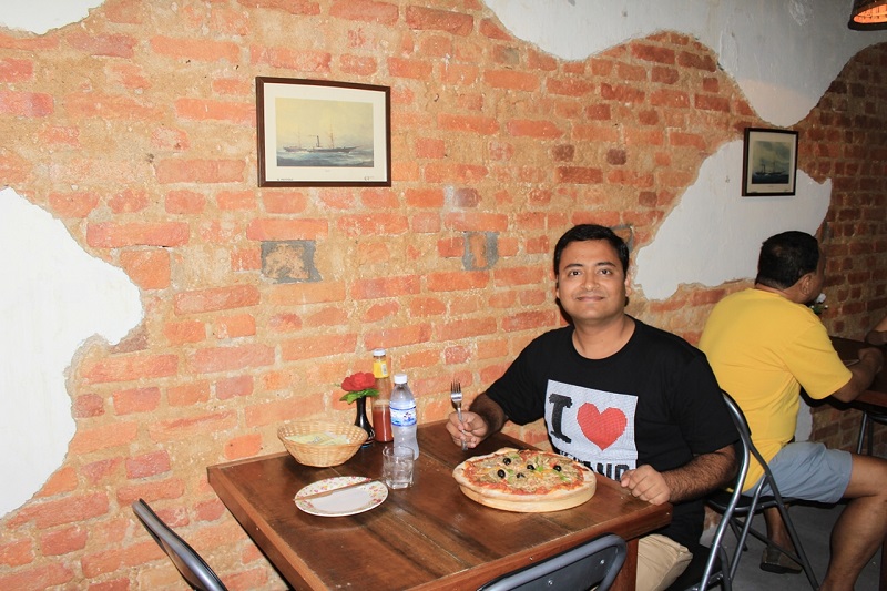 Giffy Pizza, Penang, Malaysia - when you travel alone, then it’s all yours! You eat the whole pizza alone. Alright! I will show you the whole pizza. :)