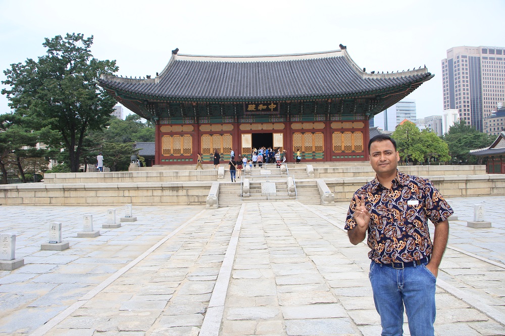 Deoksugung Palace (덕수궁), Seoul, South Korea! The walled compound contains palaces inhabited by the Korea's royal family.
