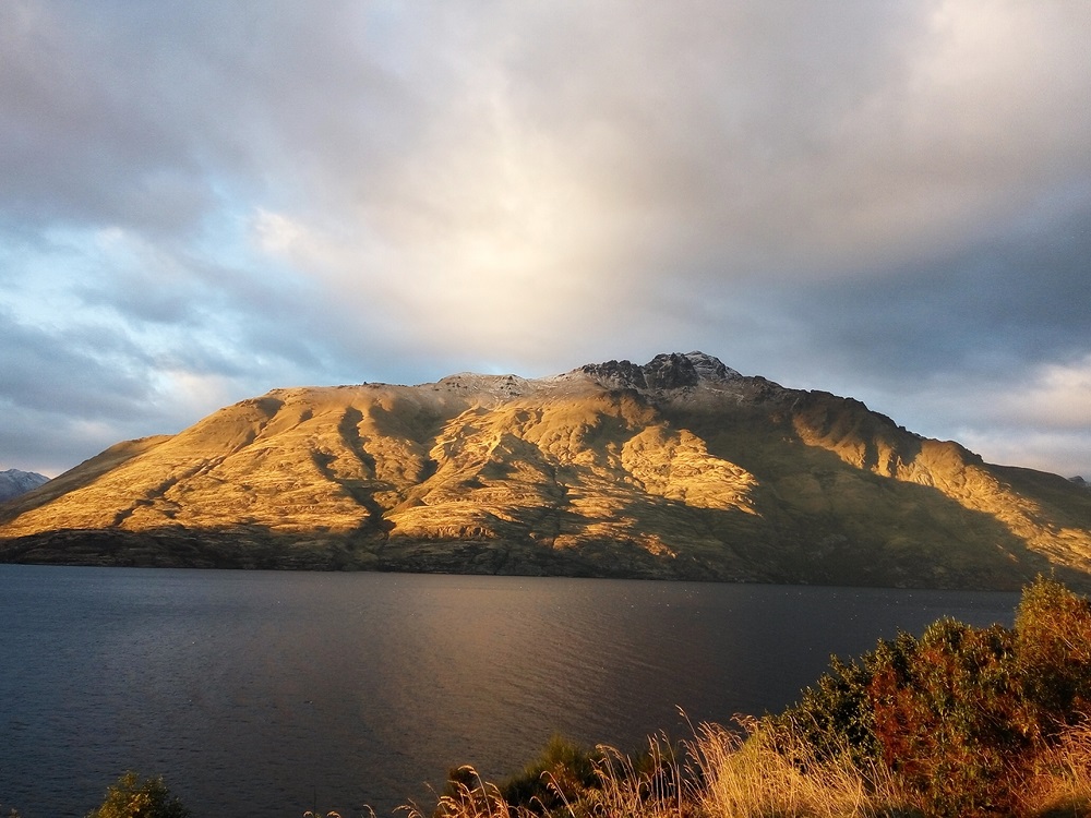 Sunrise at Glenorchy drive.