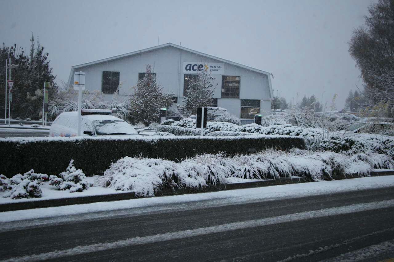 On my way from Queenstown downtown to international airport. The city was virtually covered under the snow. Photo taken from a moving bus!