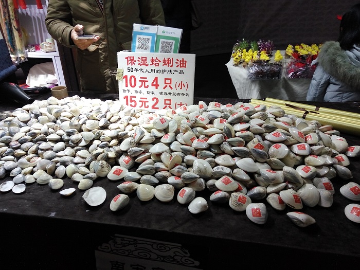 Want to buy Seashell? Welcome to Hangzhou night market. :)