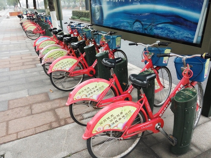 Bicycles in Hangzhou – in order to improve the air-pollution, the government is putting a lot of effort to promote bicycles. 