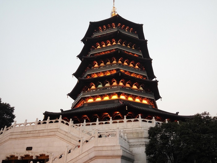 Illuminated Leifeng Pagoda (雷峰塔 Léi fēng tǎ) in the evening. Hangzhou city travel review!