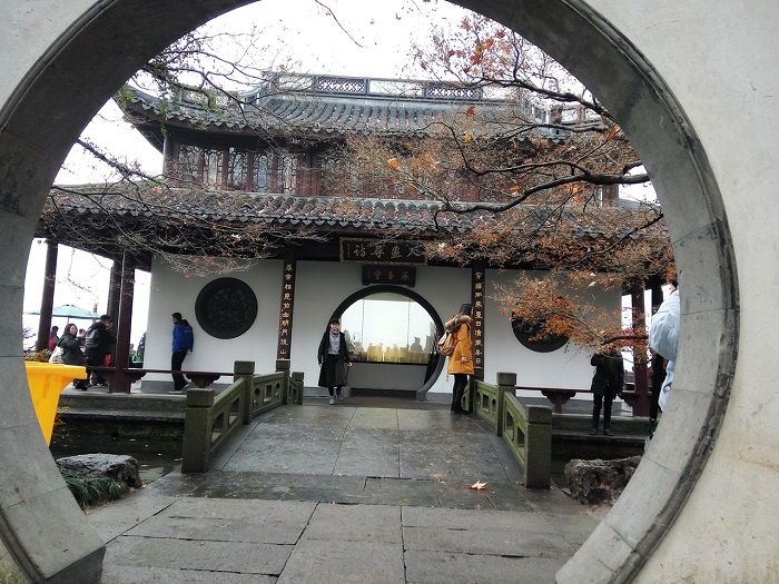 Hangzhou China travel guide – I will be discussing in great detail about the Hangzhou West Lake scenic area.