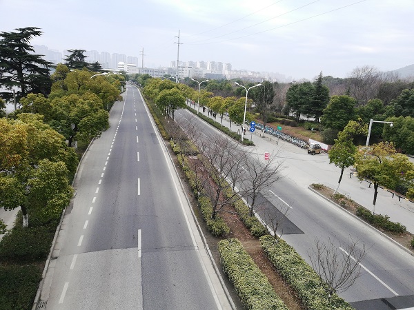Clean and green roads in Wuxi - the infrastructure in China is just the great. 