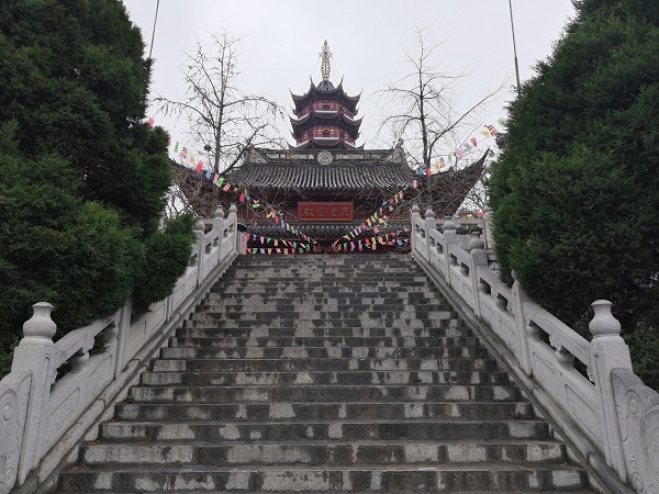Climbing up the Jiming Temple, Nanjing. RMB 10.