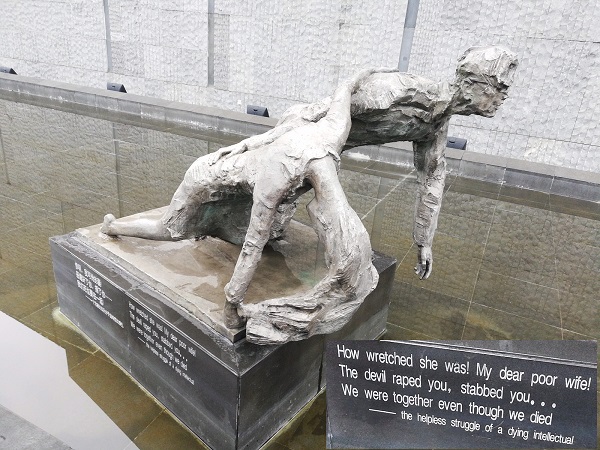 Depicting rape survivor outside the museum – stature of a couple (a man with his wife who was raped).