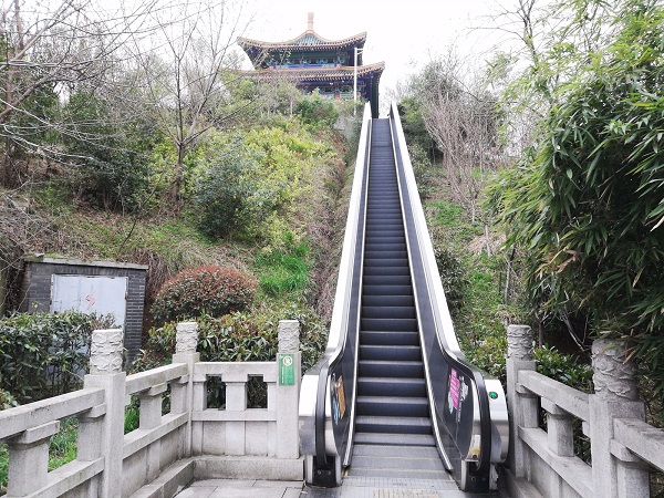Escalator to Nanjing Yuejiang Lou. RMB 10 for escalator, free hiking, and free temple entry.