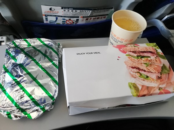 Delicious food and drinks were served on the Shandong Airlines flight from Shanghai to Harbin Airport.