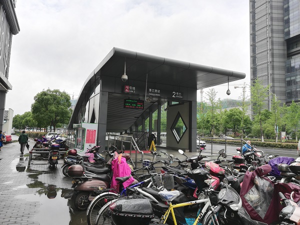 Suzhou’s Xujiang Lu (胥江路) subway station.