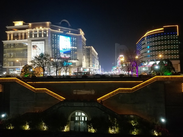 Nantong nightlife revolves around the shopping centers in NanDa Jie (南大街).