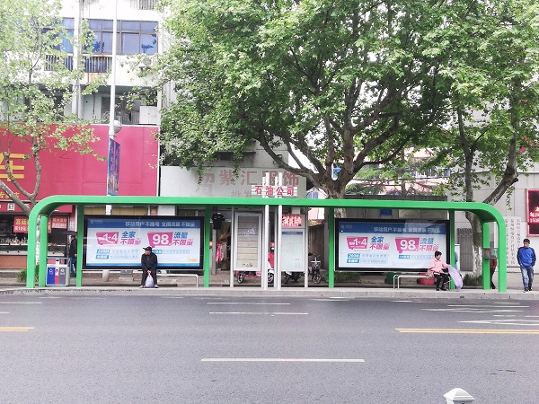 The local bus stations in Taizhou city look so elegant.