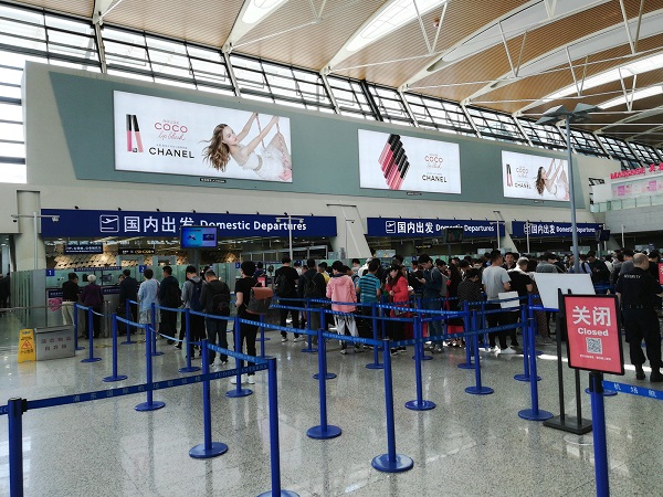 Crowd at the security check counters at the domestic departure terminal (T2) of Shanghai Pudong Airport. 