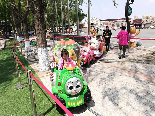 Chinese kids having fun at the Harbin Tiger Park. 