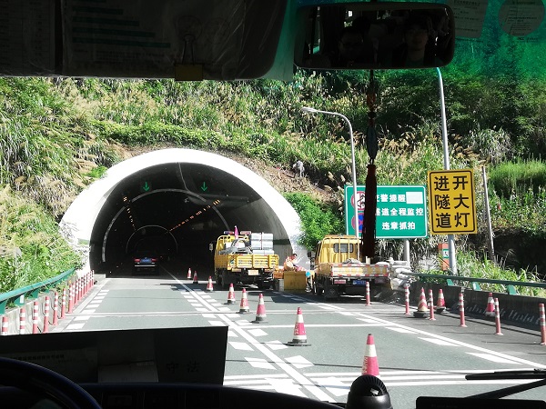 The Huangshan train station to Tangkou minibus passed through so many mountain tunnels! 