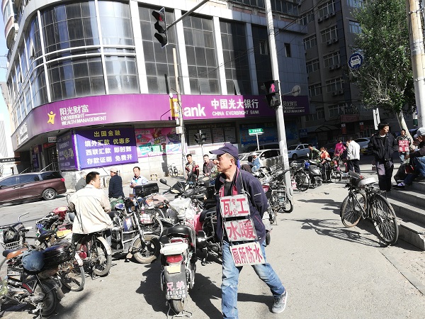 Labors at roadside in Shenyang. 