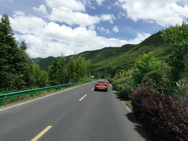 Photo from a moving bus - On my way from Tangkou to Hongcun village (Anhui province, China).