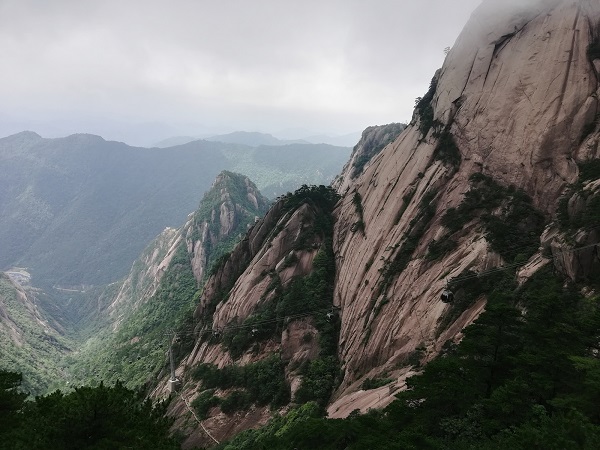 Yellow Mountain Travel Guide - discover top things to do in Huangshan City, Anhui, China.