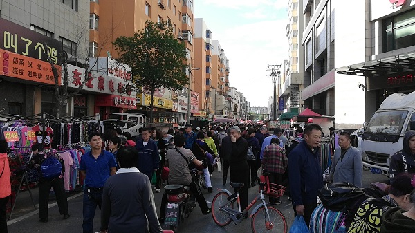 An overcrowded morning market near Huaiyuanmen in Liaoning.
