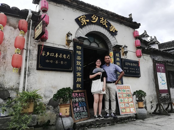 Hongcun village is a shopping paradise for travelers. 