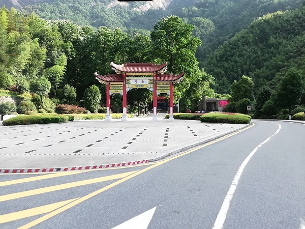 Yellow Mountain scenery – somewhere between Tangkou and YunGu Si Cable station. 