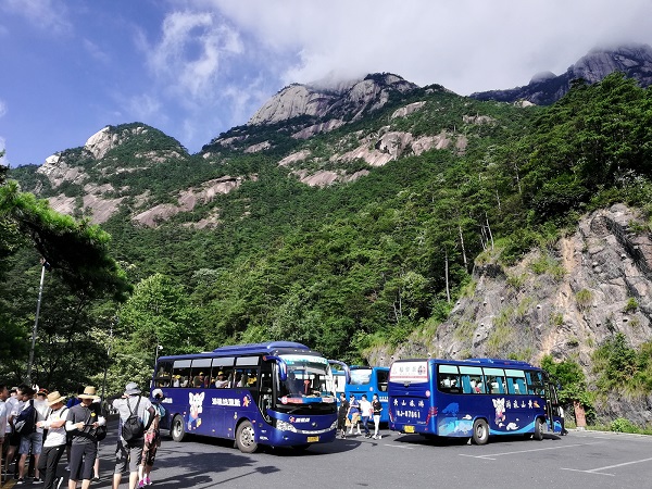 Yellow Mountain China tour - the bus stop near the YunGu Si Cable station.