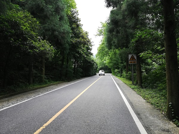 I was on my way from the Yuping Cableway Station to the Hot Springs. 