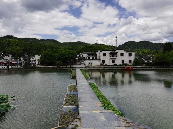 A stone walkway in the Mingjing Lake (明经湖).