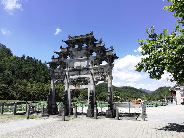 Archway of Hu Wenguang (胡文光牌坊, Húwénguāng páifāng) – the symbol of Xidi ancient village.