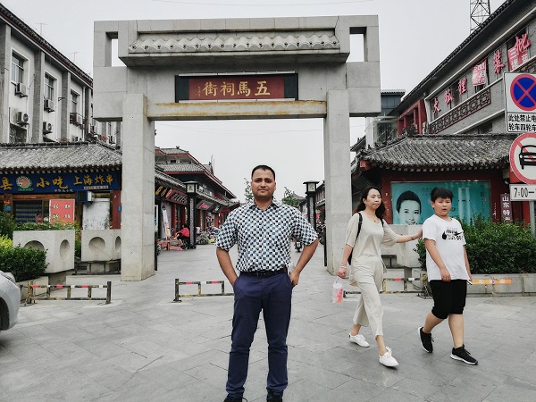 Front gate of the Wu Ma Ci Street (五马祠街, Wǔ mǎ cí jiē) – a famous Qufu night market.