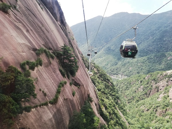 Yellow Mountain China tour with cable car.