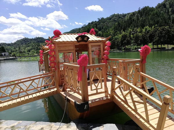 A scenic boat in the Mingjing Lake.