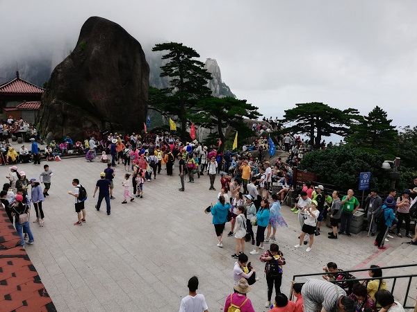 Crowd at the peak of Yellow Mountain. 