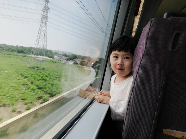 Inside the Suzhou-Qufu High-speed train. 