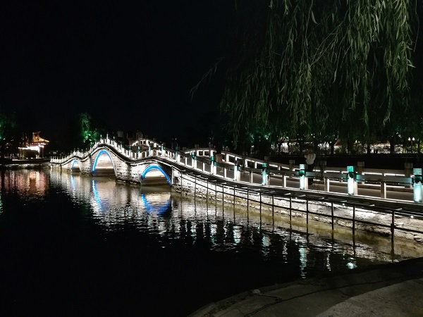 Jinan nightlife – An illuminated bridge in the Daminghu (Daming Lake).