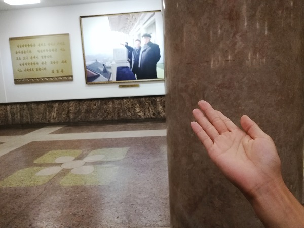 North Korean Culture – You can’t show only one finger to point to the North Korean leaders. 