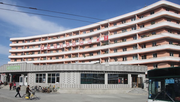 A typical North Korean residential building in Wonsan City with a message: 조선온결심하면한다 (Chosun/North Korea comes to resolve).