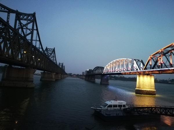Two Dandong Yalu River bridges on – one of them is still functioning. 