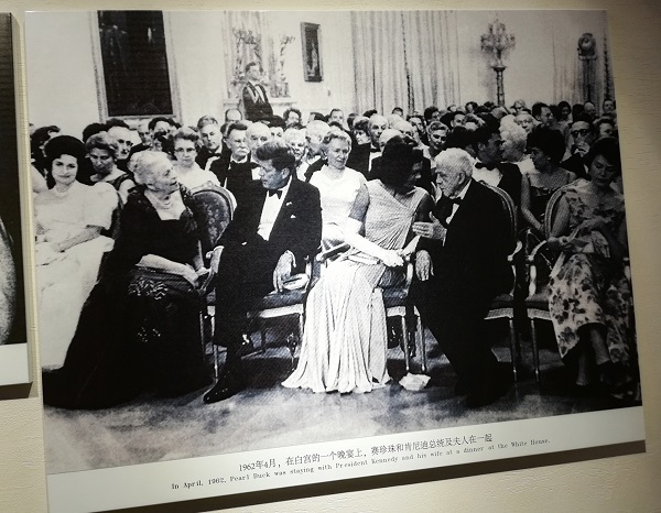 April 1962, Pearl S. Buck with president Kennedy. 