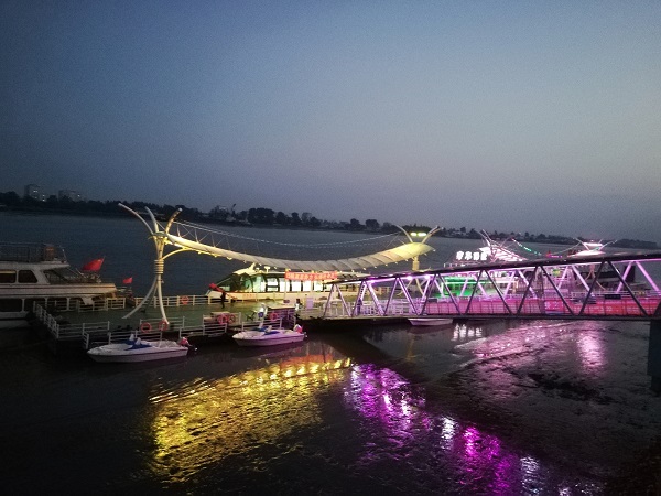 The Yalu River on Chinese side – you need to walk along the river to feel the Dandong nightlife.