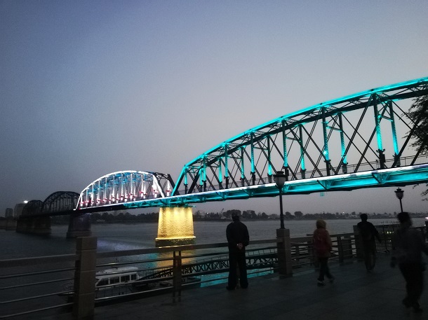 The Yalu River bridge (Jiang Duan Qiao). 