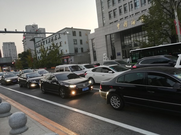 Road traffic in Dandong. 