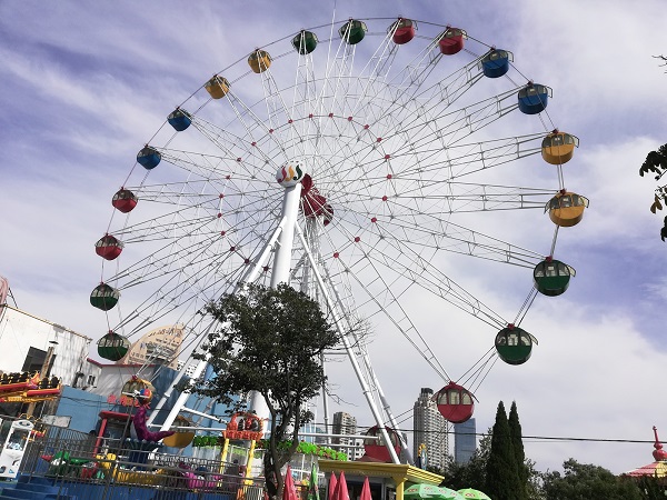 A giant Ferris wheel in Xinghai Park, Dalian city.