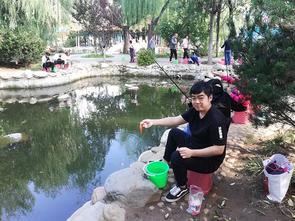 Fishing at Dalian Labor Park. 